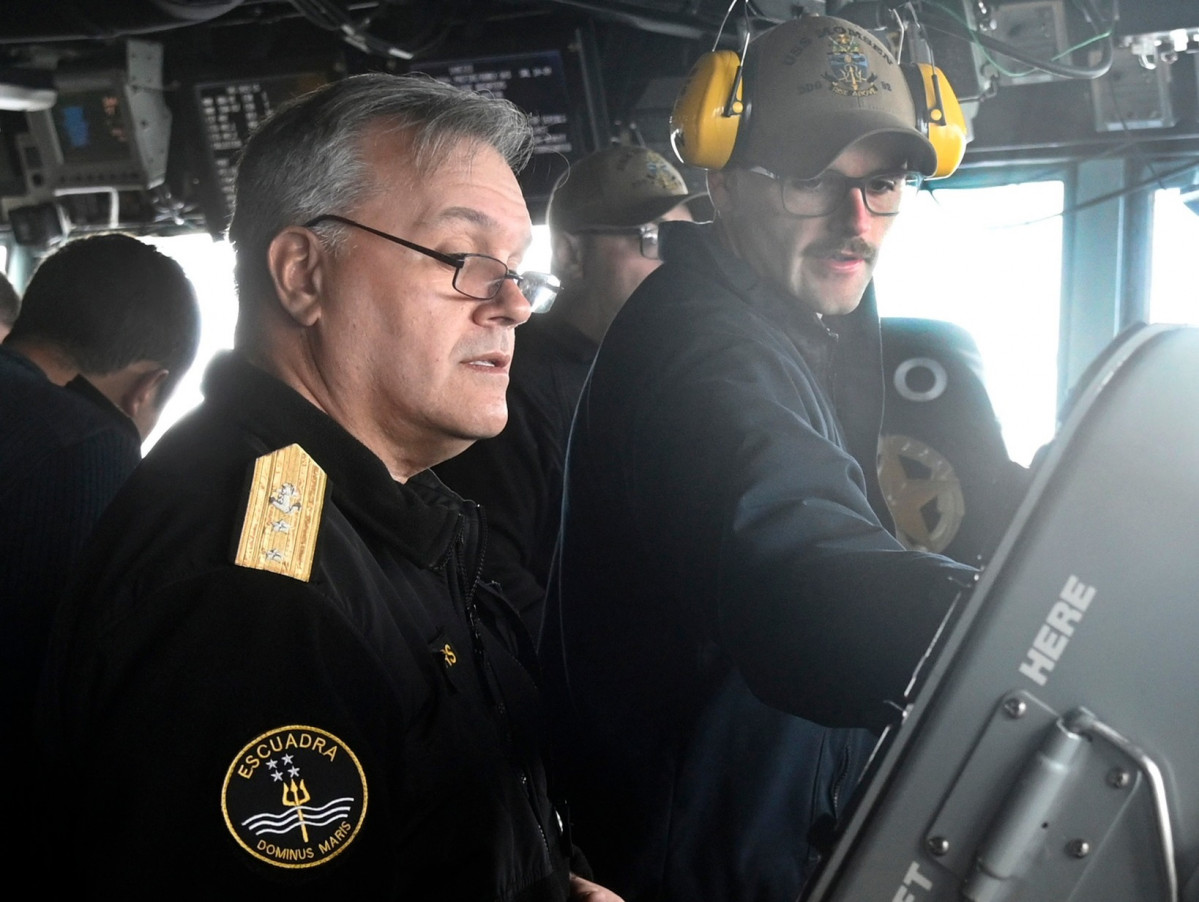 Contraalmirante Roberto Zegers en su visita al USS Momsen Foto US Naval Forces Southern Command US 4th Fleet