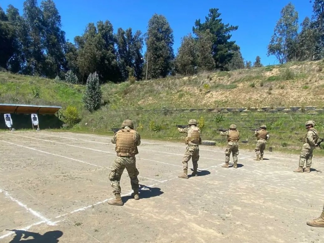 Personal del Destacamento Nu00b017 Los u00c1ngeles en pru00e1ctica de tiro con fusil IWI Galil ACE 22 NC de 5,56 x 45 mm Foto Eju00e9rcito de Chile