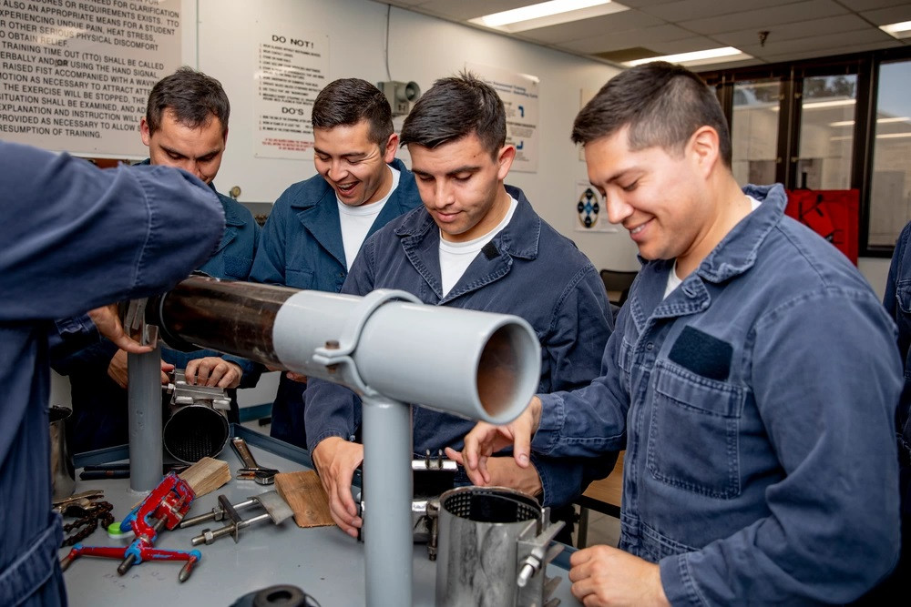 Tripulantes del submarino SS22 General Carrera en las instalaciones del Submarine Training Facility San Diego Cru00e9dito Mass Communication Specialist 2nd Class Aaron Smith US Navy 001