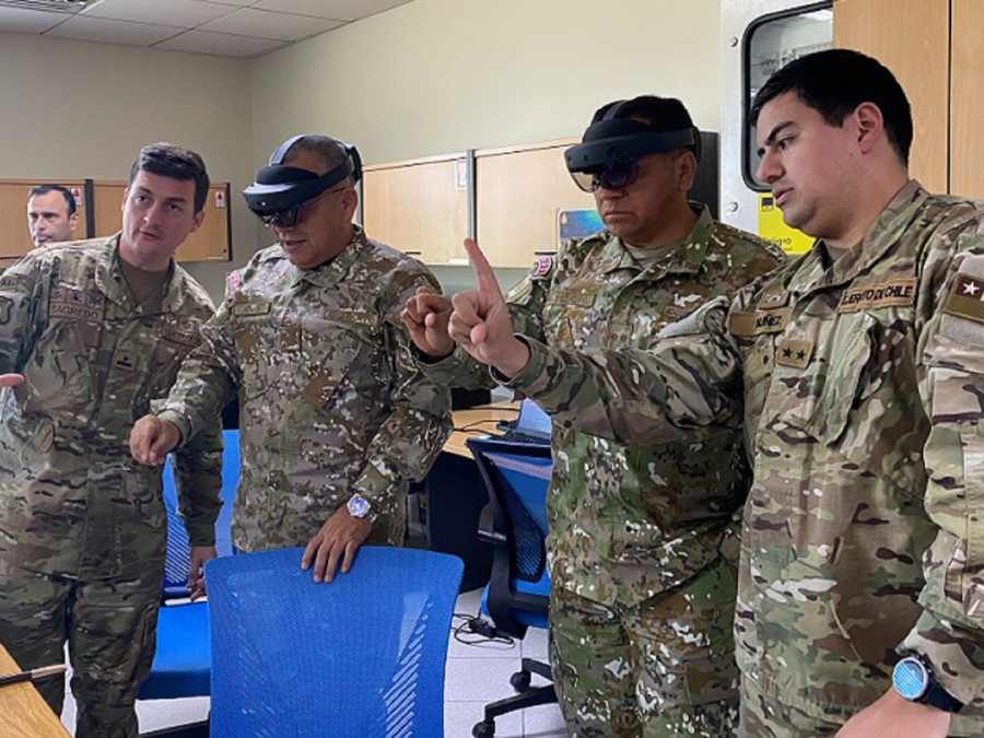 El Ejército del Perú conoce el proyecto de realidad extendida de la Academia Politécnica Militar Crédito Ejército de Chile