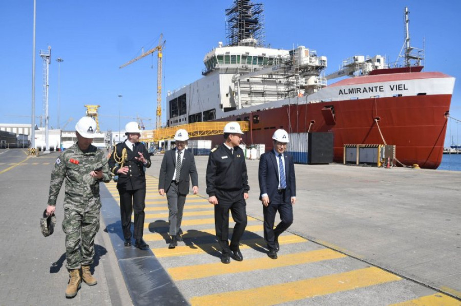 Visita de la embajada de Corea a Asmar Talcahuano Firma Armada de Chile