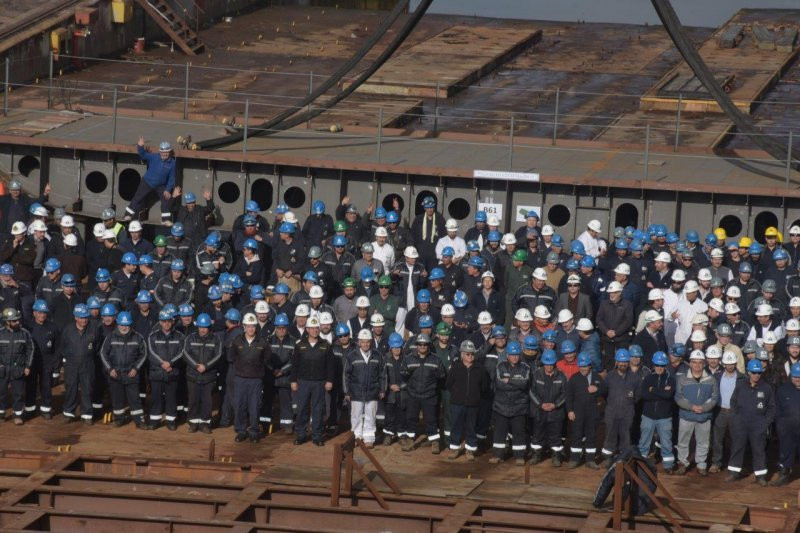 Colaboradores de Asmar en la ceremonia de colocaciu00f3n del primer bloque del buque multipropu00f3sito Firma Armada de Chile