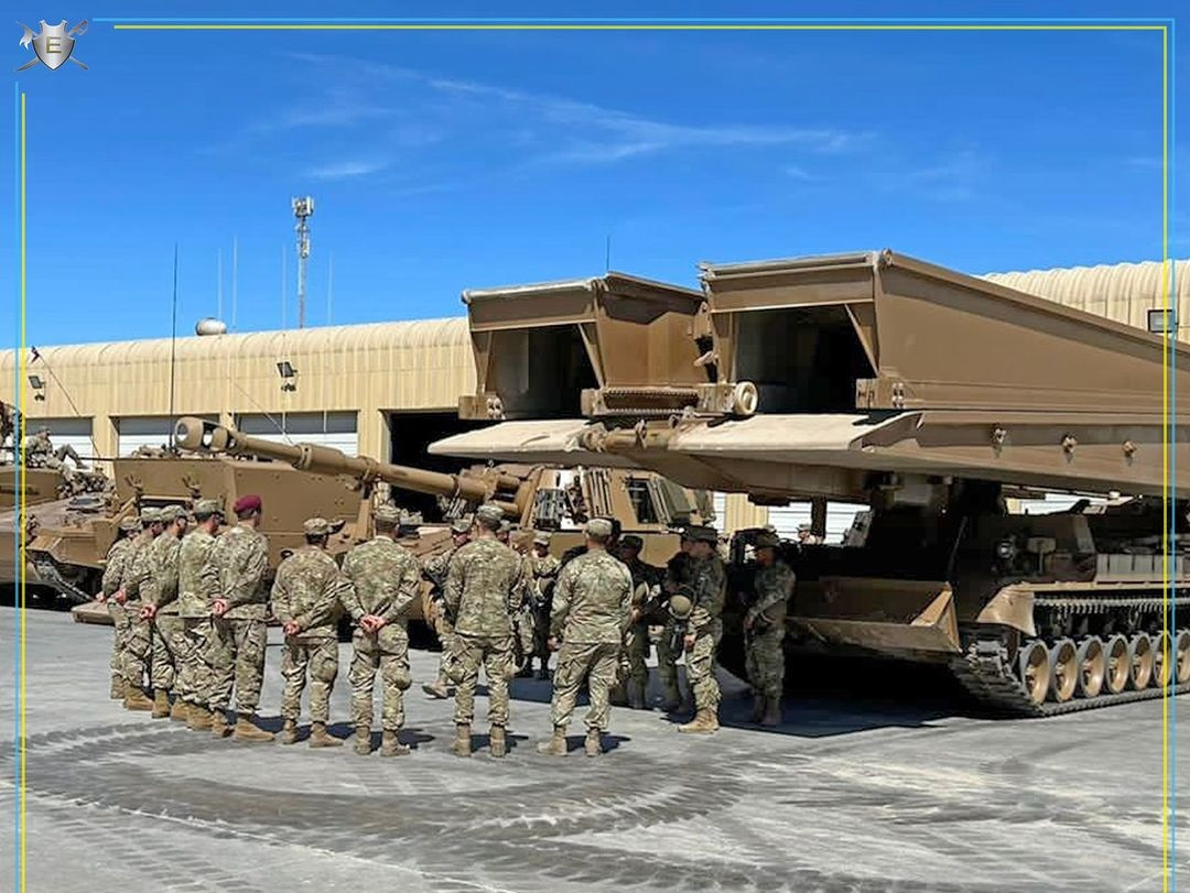 Los alumnos del Curso Bu00e1sico de Oficiales de las Armas junto a un vehu00edculo blindado lanzapuente Leguan Firma Escuela de infanteru00eda del Eju00e9rcito de Chile