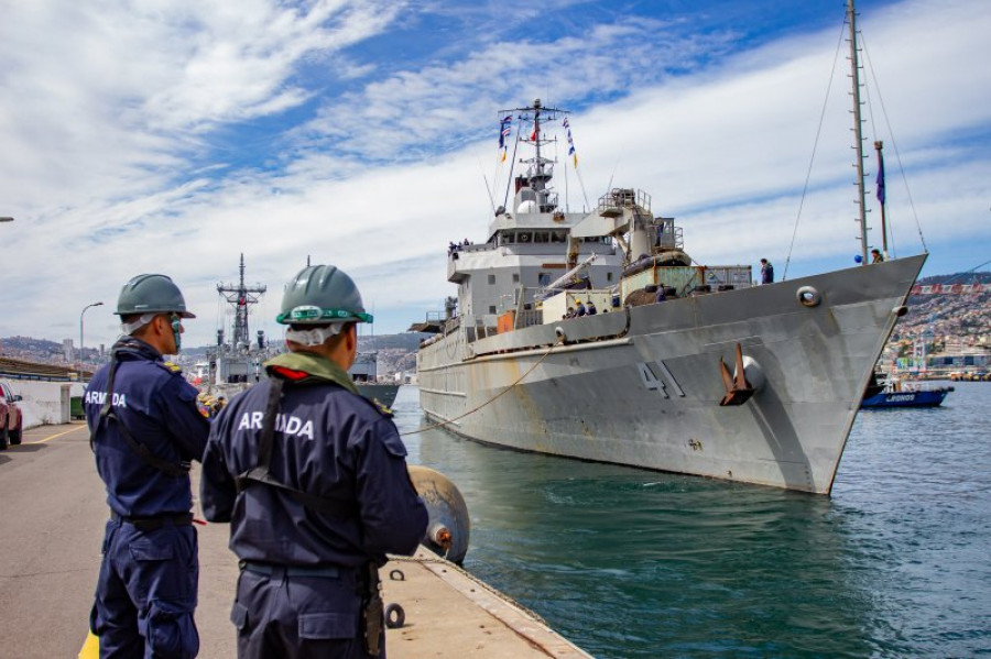 Zarpe de transporte AP 41 Aquiles a la Campaña Antártica Firma Armada de Chile