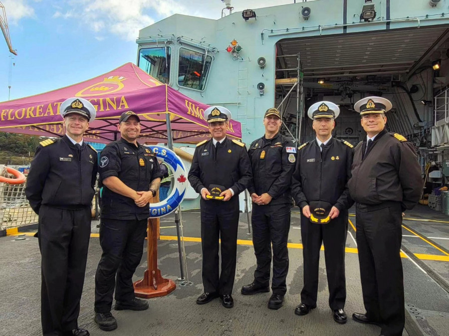 La delegación chilena a bordo de la fragata canadiense Firma HMCS  Regina Real Marina de Canadá