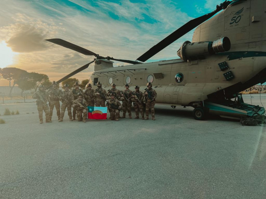 Patrulla de Comandos de la BOE Lautaro junto a un helicóptero Boeing CH 47 Chinook de las Fuerzas Aeromóviles del Ejército de Tierra Español en el ejercicio Empecinado 2023 Firma Ejército de Chil