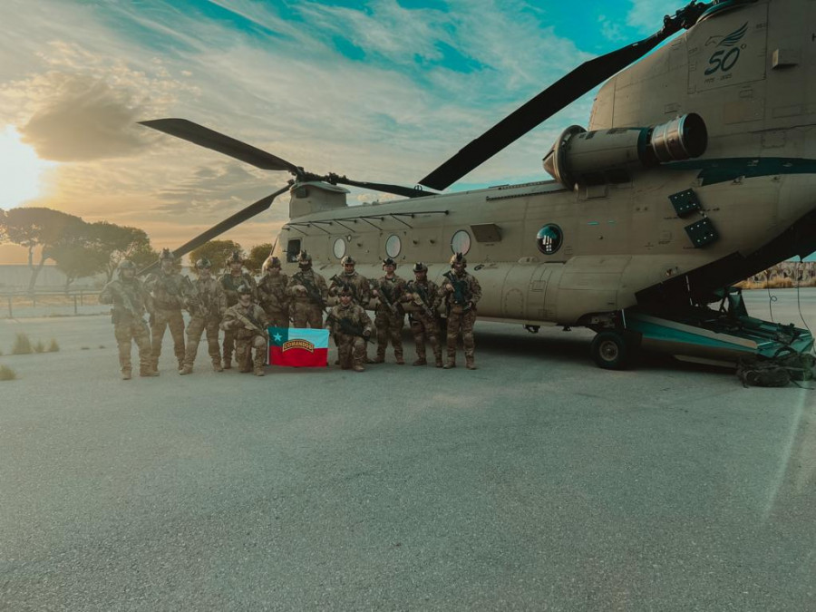 Patrulla de Comandos de la BOE Lautaro junto a un helicóptero Boeing CH 47 Chinook de las Fuerzas Aeromóviles del Ejército de Tierra Español en el ejercicio Empecinado 2023 Firma Ejército de Chil