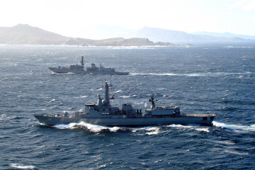 Fragatas Almirante Condell y Almirante Riveros navegando en el Teatro de Operaciones Austral Firma Armada de Chile
