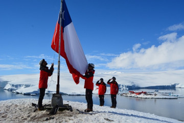 Personal de la base Bernardo O´Higgins iza la bandera chilena en el islote Kopaitic de la Antártica Firma Ejército de Chile