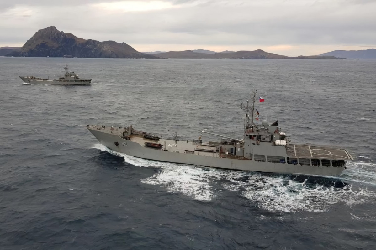 Barcazas LST 92 Rancagua y LST 95 Chacabuco Firma Armada de Chile