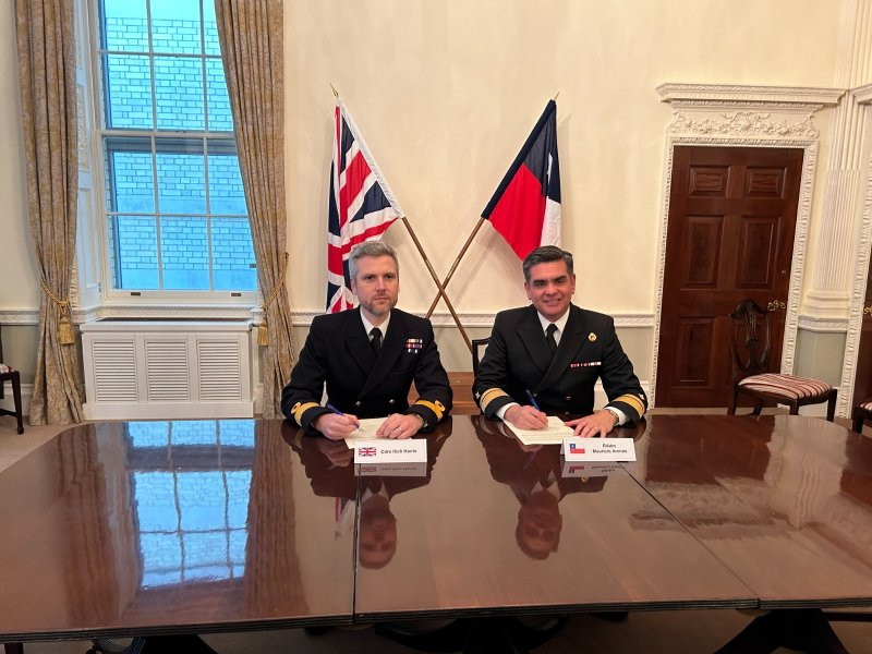 Reunión bilateral en Londres Firma Armada de Chile