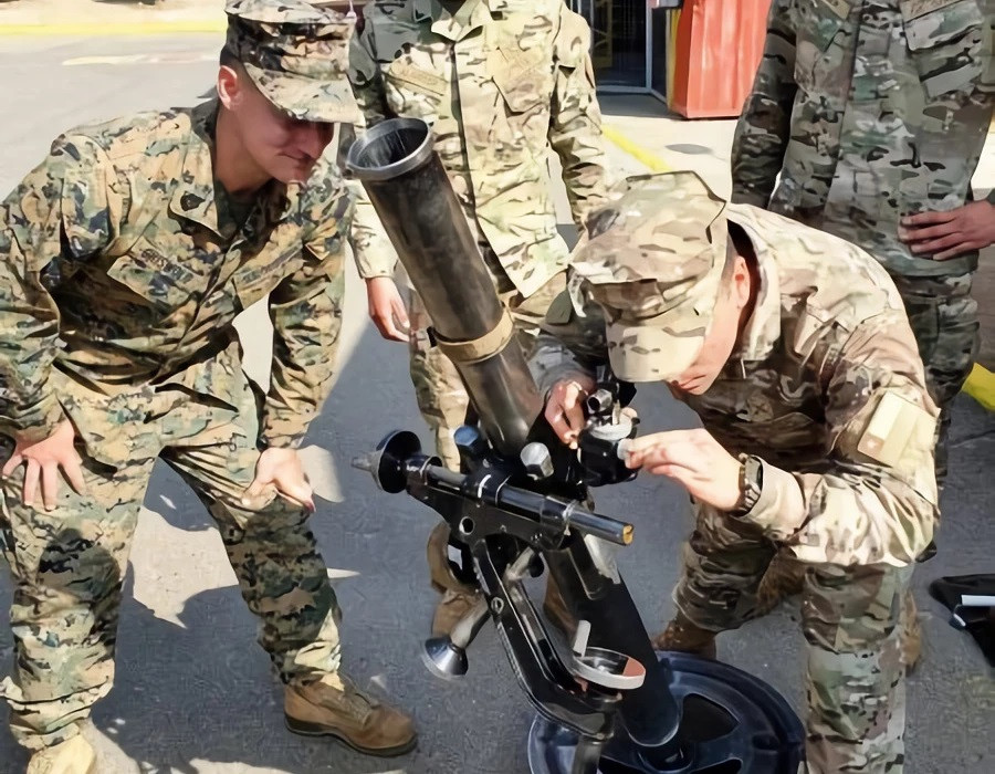 Infantes de Marina y Marines operando un mortero en el Fuerte IM Aguayo en Concu00f3n Firma Marforsouth