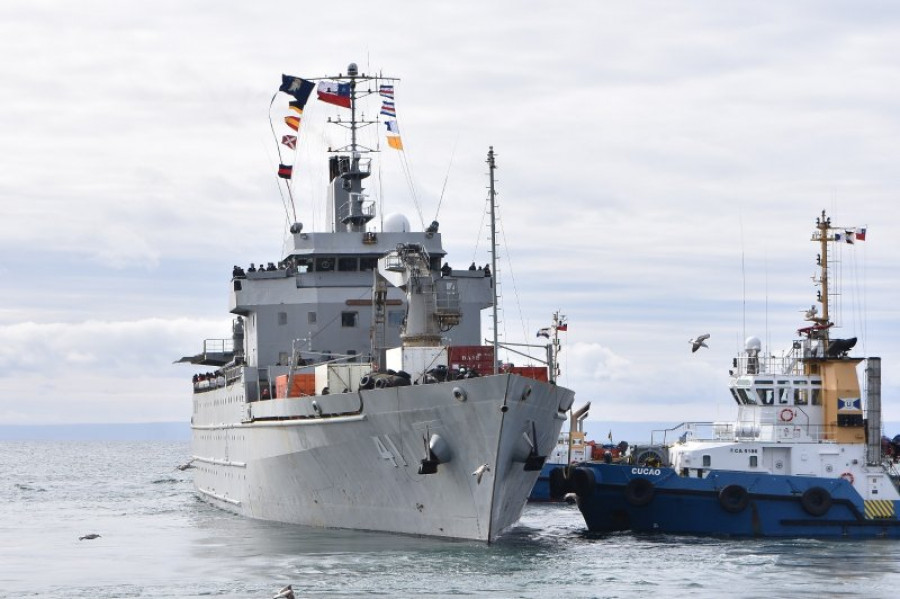Zarpe del transporte  AP 41 Aquiles desde Punta Arenas Firma Armada de Chile