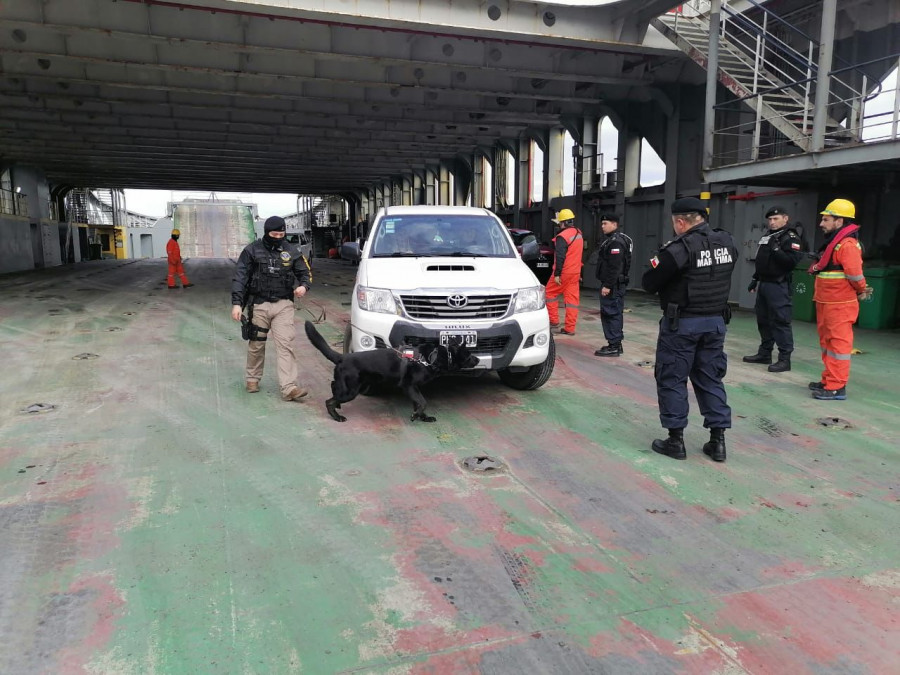 Operativo de fiscalización de la Autoridad Marítima en el cruce de Primera Angostura Firma Armada de Chile