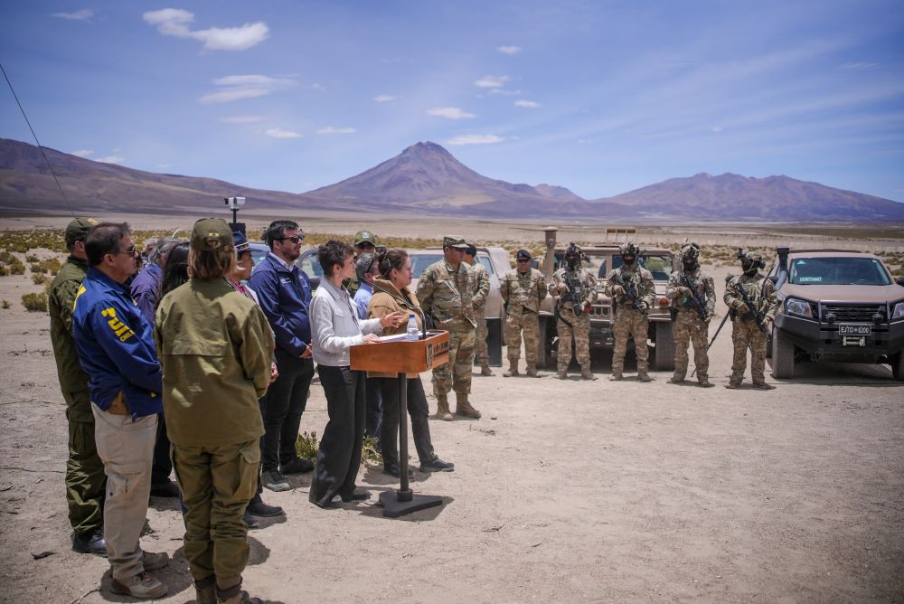 Oficiales con el personal de la VI División del Ejército en la zona de Colzán, firmado por el Ministerio del Interior y Seguridad Pública de Chile