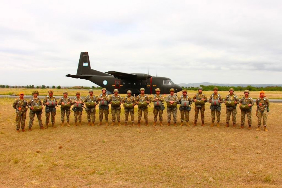 El general Iturriaga junto a los efectivos con los que efectuó un salto en paracaídas en el aeródromo La Mezquita de Argentina Firma Ejército de Chile