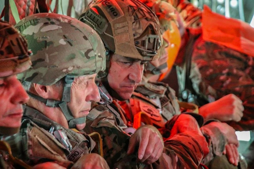 El general Iturriaga a bordo del aviu00f3n Airbus C 212 antes de saltar en paracau00eddas en el aeru00f3dromo La Mezquita Firma Eju00e9rcito de Chile