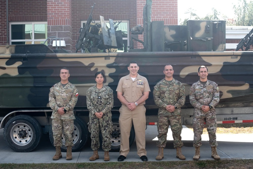 Visita de la Infanteru00eda de Marina de Chile a Navsciatts Firma Gunnery Sgt Daniel Wetzel USMC 002