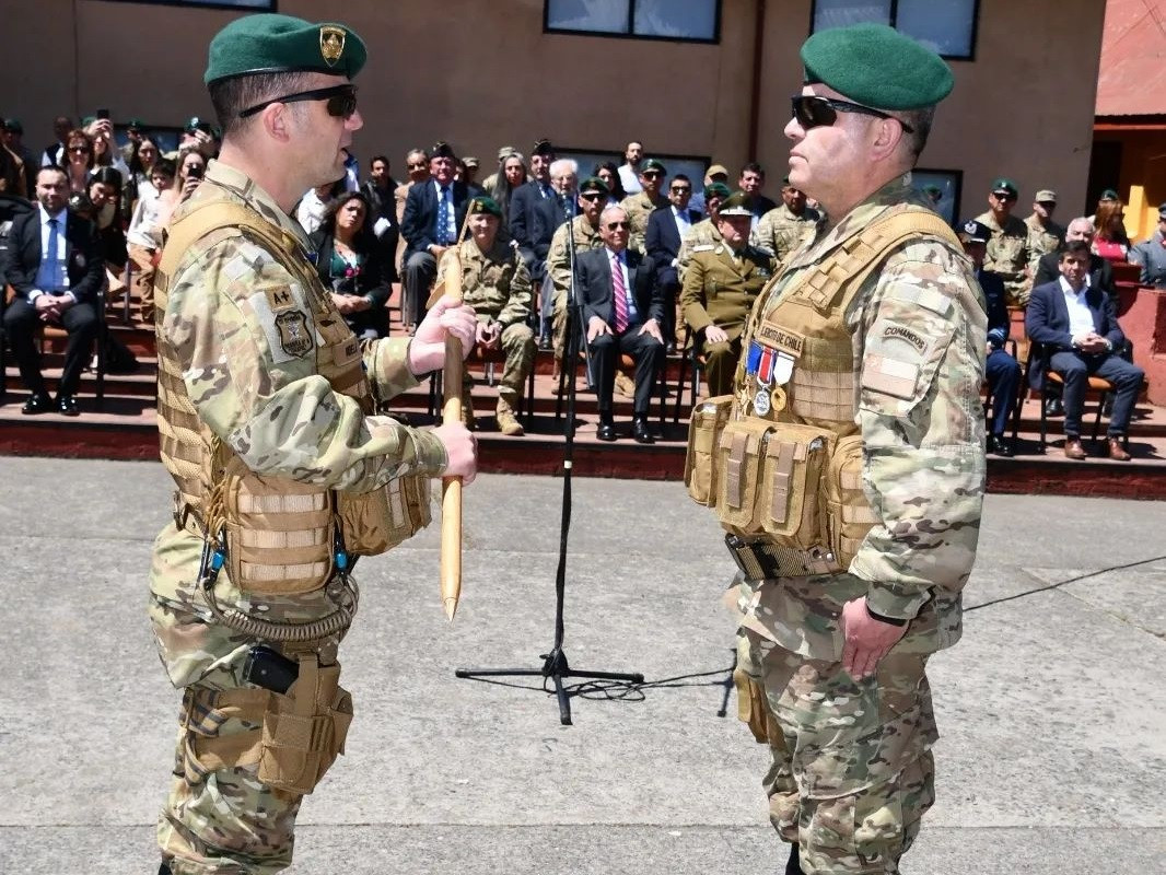 Entrega del piolet de mando al coronel Romero Firma Destacamento de Montau00f1a N8 Tucapel del Eju00e9rcito de Chile