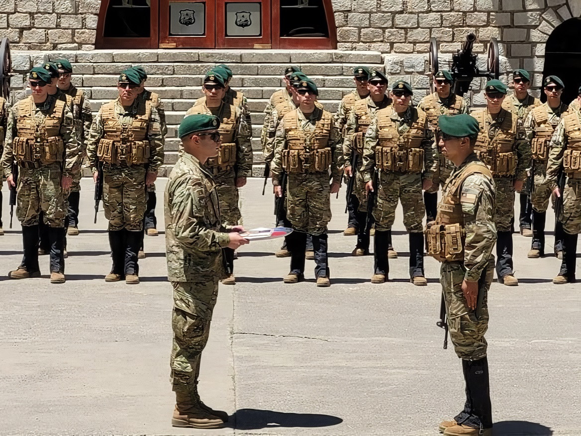 Entrega de reconocimiento en graduaciu00f3n Curso de Montau00f1a 2023 Firma Escuela de Montau00f1a del Eju00e9rcito de Chile
