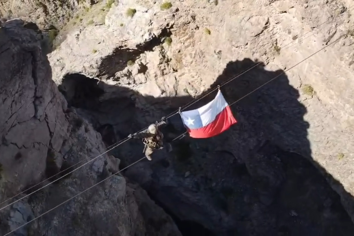 Un efectivo crucza la pasarela de cuerdas empleada en la Graduaciu00f3n de Combate Firma Escuela de Montau00f1a del Eju00e9rcito de Chile