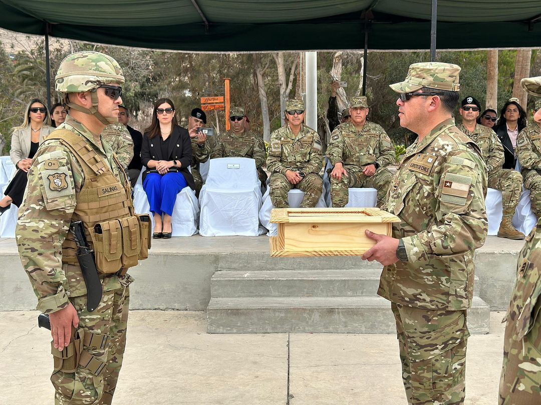 Entrega del galladarte de mando que acompau00f1u00f3 al coronel Salinas durante un au00f1o al frente de la unidad Firma VI Divisiu00f3n del Eju00e9rcito de Chile