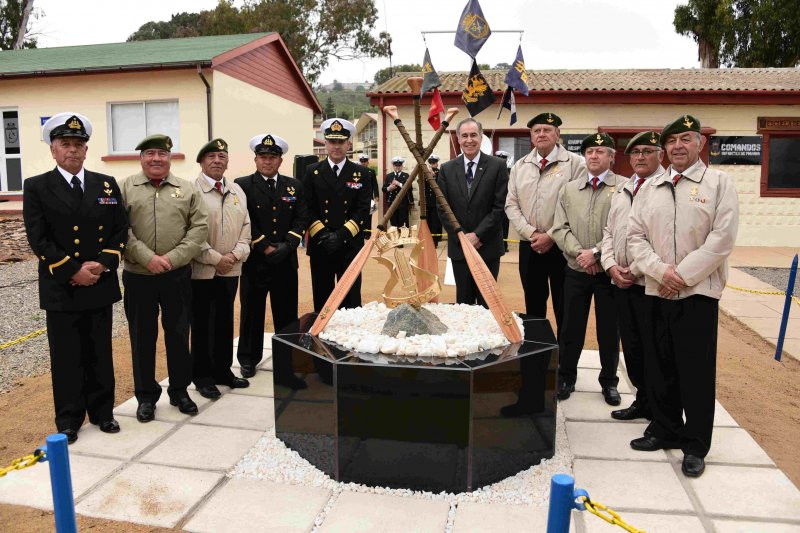 Monumento Comandos IM Firma Armada de Chile