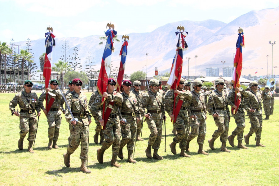 Estandartes de combate de las unidades que integran la VI División de Ejército Firma Comunicaciones VI División del Ejército de Chile