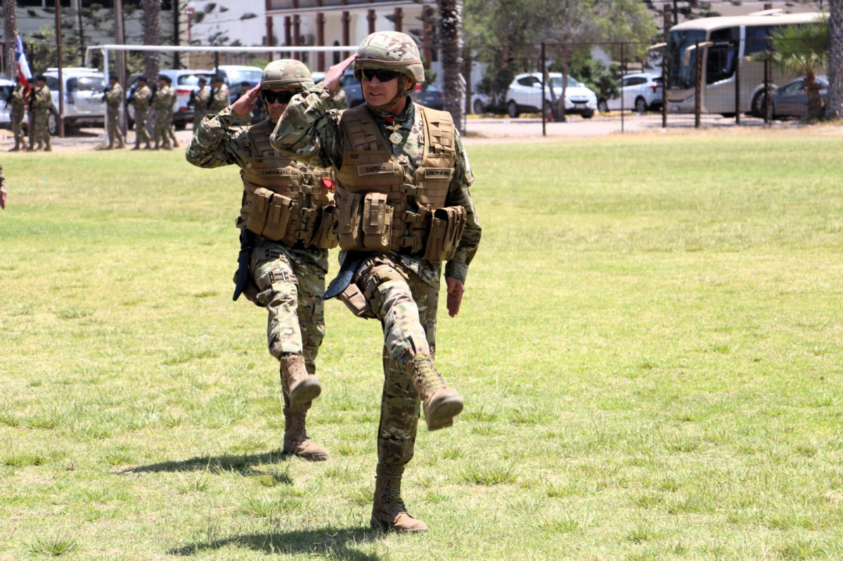 El general Rubu00e9n Castillo encabeza el desfile del cambio de mando Firma Firma de actas de cambio de mando Firma Oficina de Comunicaciones y Relaciones Pu00fablicas de la VI Divisiu00f3n del Eju00e9rcito de Chile