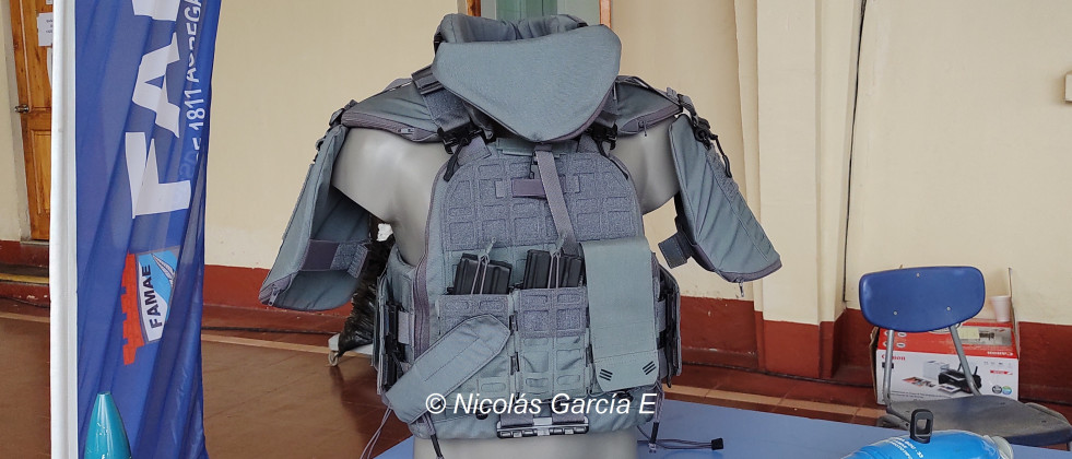 Sistema de porta carga modular integral Thor con proteccion suplementaria en garganta, cuello, hombro y parte superior de los brazos Firma Nicolas Garcia E