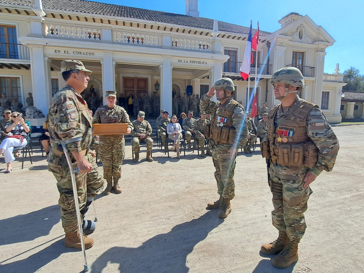 Entrega de gallardete de mando al general Gutiu00e9rrez Firma II Divisiu00f3n Motorizada del Eju00e9rcito de Chile