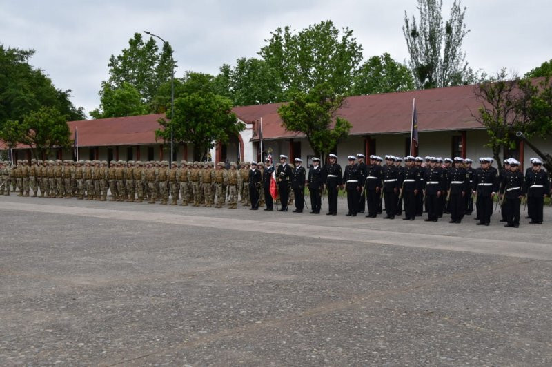 Soldados del Eju00e9rcito de Chile e Infantes de Marina en la ceremonia del du00eda del Arma de Artilleru00eda Firma Amrada de Chile