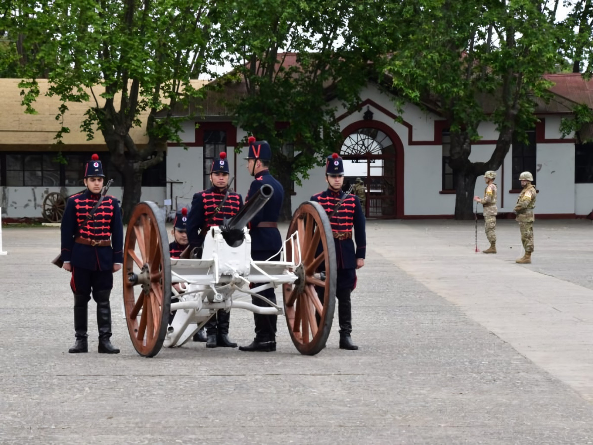 Pieza de artilleru00eda Krupp de 75 mm de la Escuela de Artilleru00eda del Eju00e9rcito de Chile Firma Armada de Chile