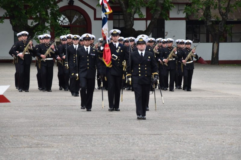 Desfile del BIM Nu00b021 Aldea en la ceremonia del du00eda del Arma de Artilleru00eda del Eju00e9rcito de Chile Firma Armada de Chile