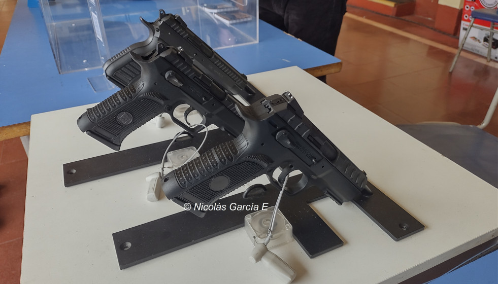 Pistolas de Famae Firma Nicolas Garcia