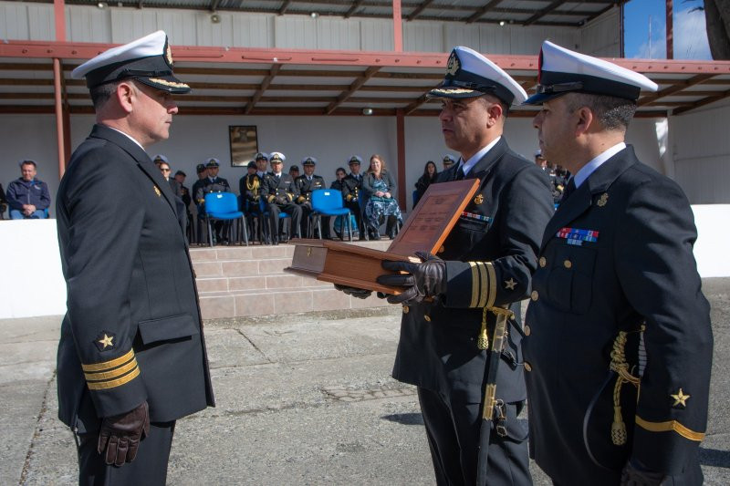 Cambio de mando en el DIM Nu00b04 Cochrane Firma Armada de Chile