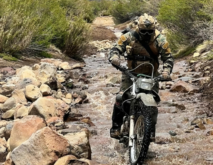 Capacitación en conducción en motocicleta en sector cordillerano Firma Destacamento de Montaña N°17 Los Ángeles del Ejército de Chile