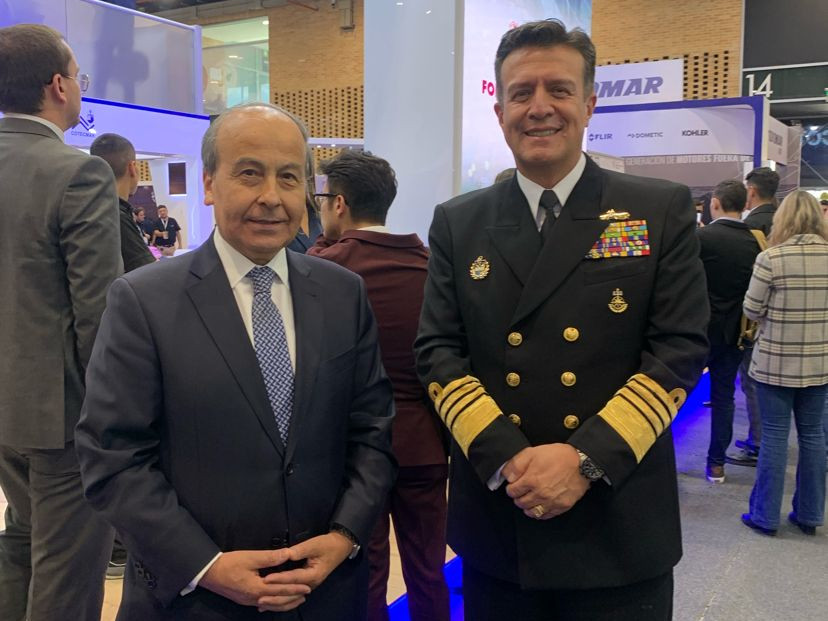 Gerente comercial de Fisa Rodridgo Lobo y comandante en jefe de la Armada de Colombia almirante Francisco Cubides Firma Exponaval