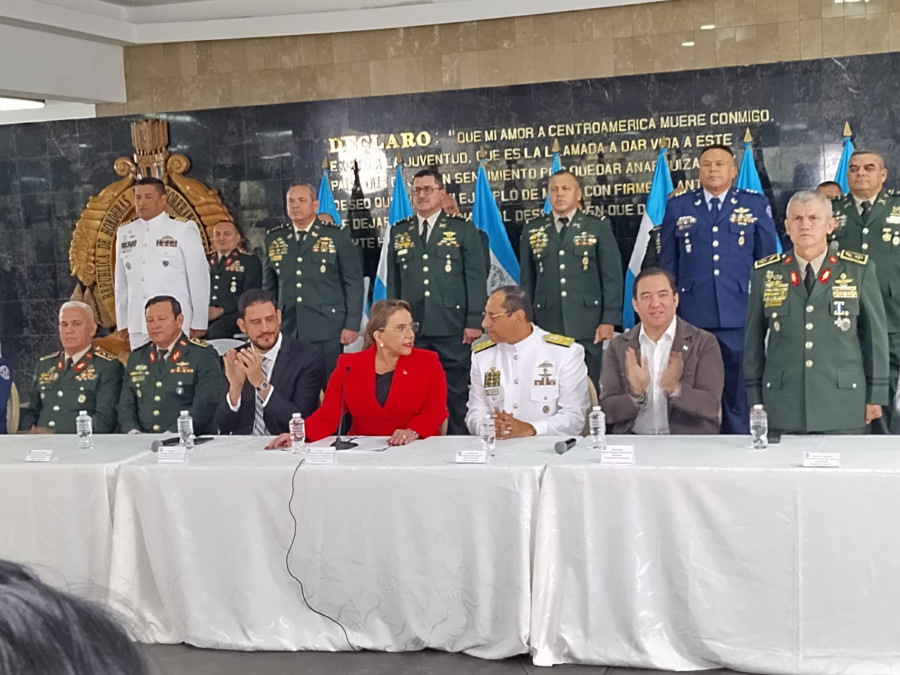 Presidenta de Honduras ordena cambios en cúpula militar