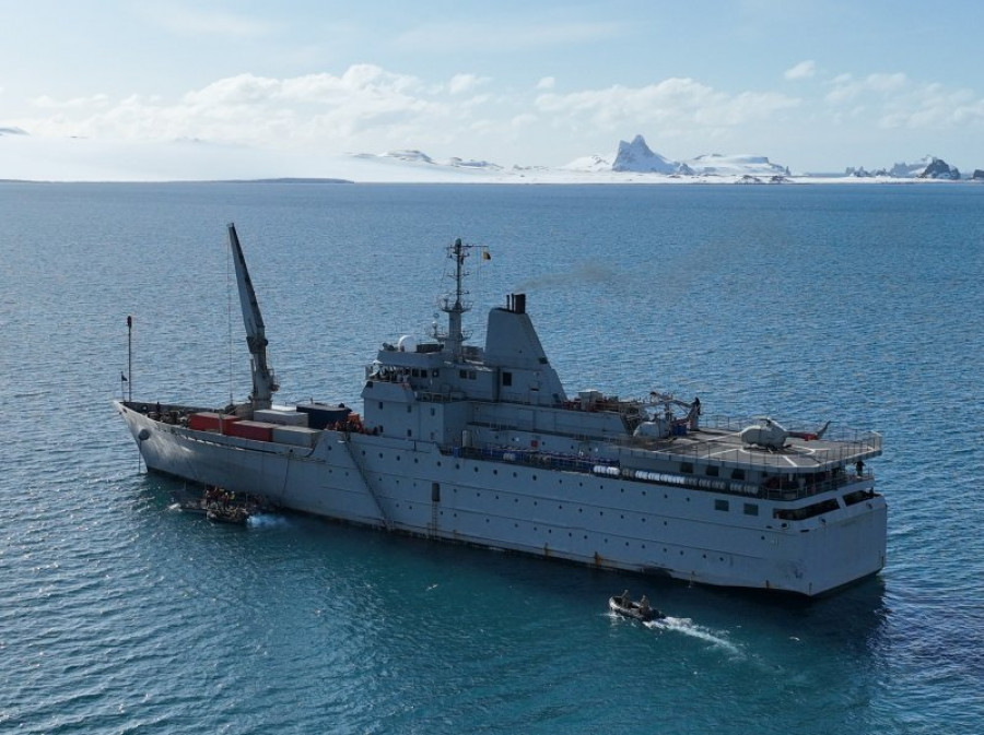 Transporte Aquiles en la Antártica Firma Armada de Chile