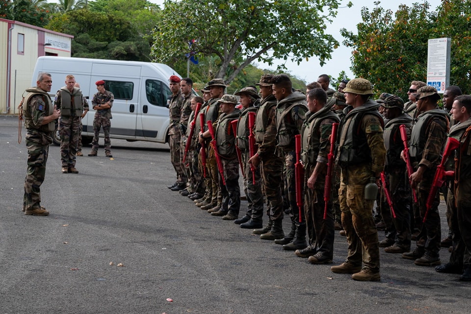 En el curso participaron suboficiales de Australia Chile Francia Fiji Papúa Nueva Guinea yTonga Firma Regimiento de Infantería de Marina del Pacífico Nueva Caledonia