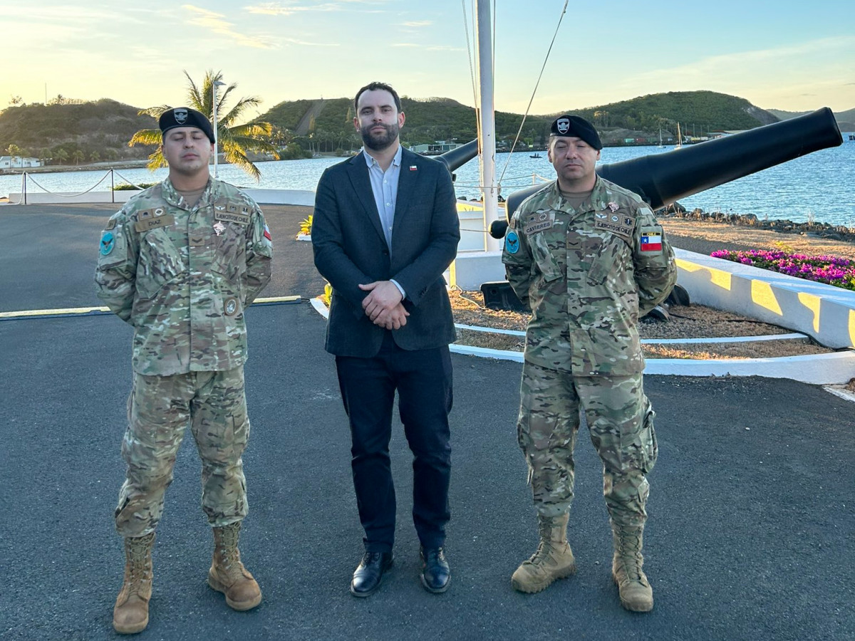 El subsecretario Montero y los suboficiales que participaron en el curso de jefe de pelotón de las Fuerzas Armadas de Francia en Nueva Caledonia Firma Subsecretaría de Defensa de Chile