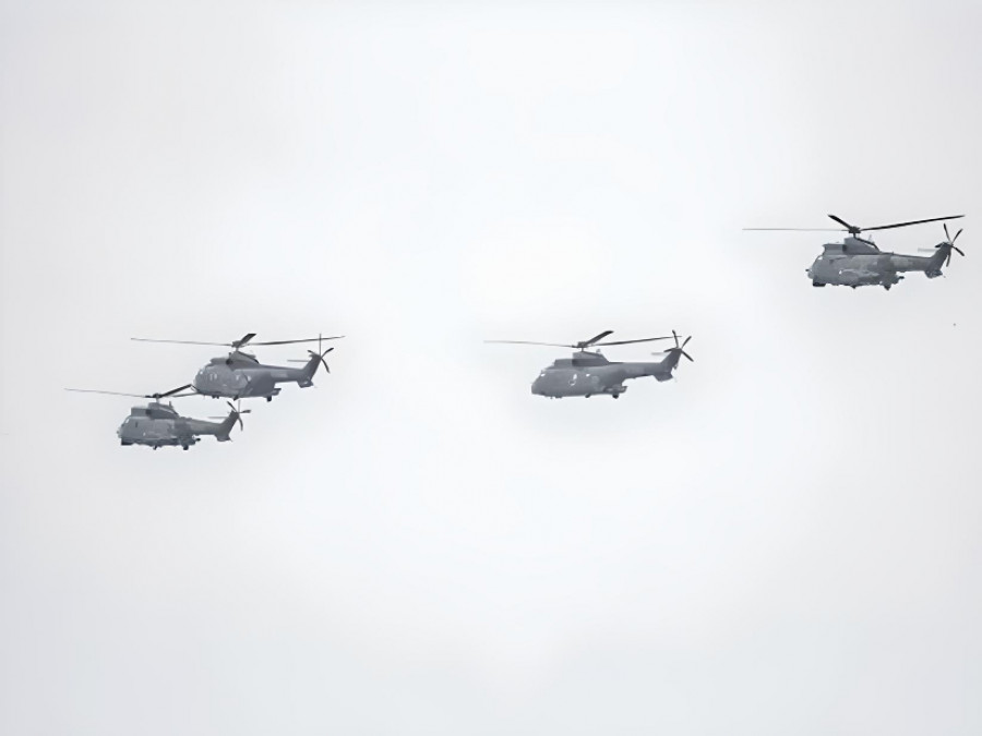 Vuelo de helicópteros Cougar y Super Puma en la bahía de Valparaíso Firma Armada de Chile