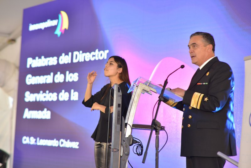 Contraalmirante Leonardo Chu00e1vez Firma Armada de Chile