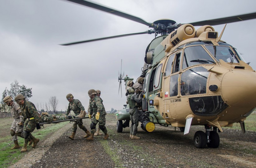 Evacuación aeromédica en un helicóptero de asalto Airbus AS532AL Cougar de la Bave Firma División de Salud del Ejército de Chile