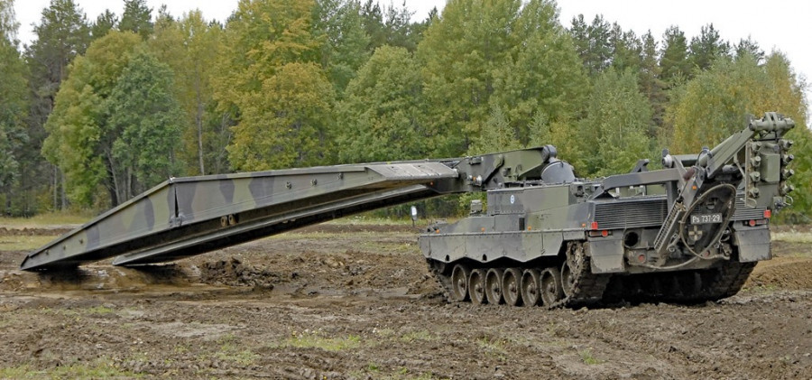 Lanzapuentes sobre chasis de carro de combate Leopard 2A4. Foto. Patria