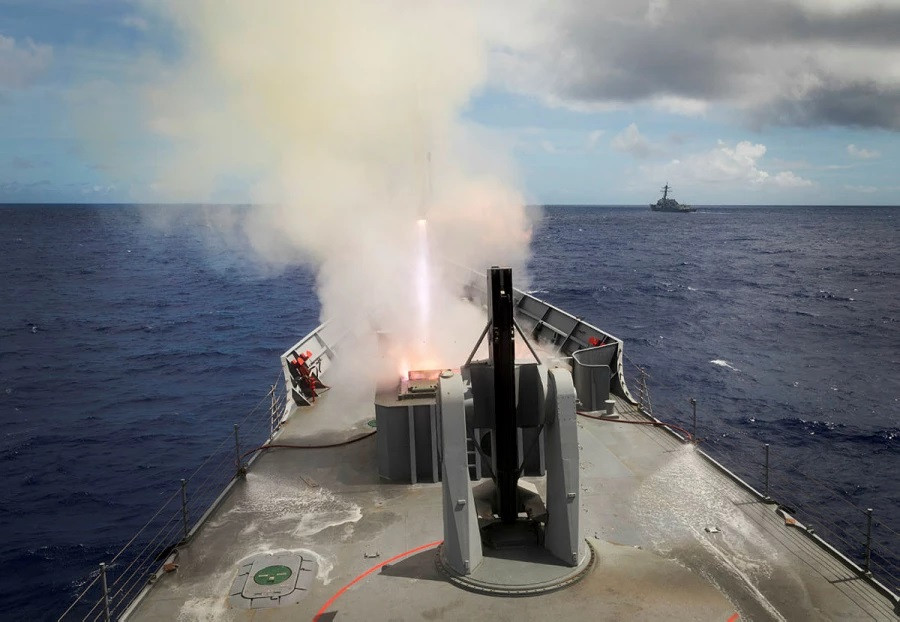 Disparo de misil ESSM desde el MK 41 VLS de la fragata HMAS Newcastle, actual FFG 11 Capitán Prat de la Armada de Chile Firma Royal Australian Navy