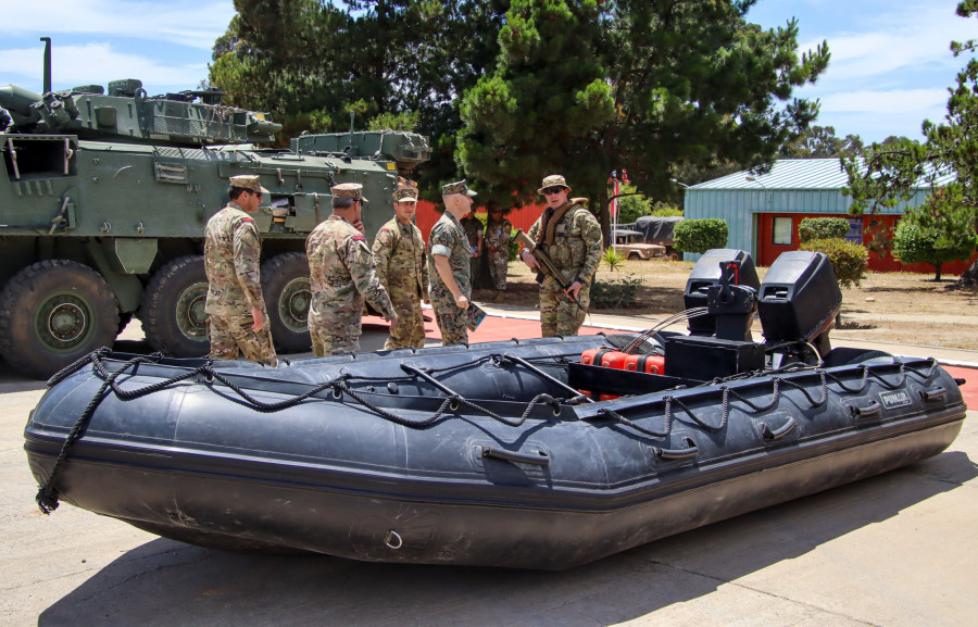 Carro NZLAV 8x8 y bote Pumar MI585 Asalro en exhibición del CIM en Fuerte Aguayo Firma Marforsouth