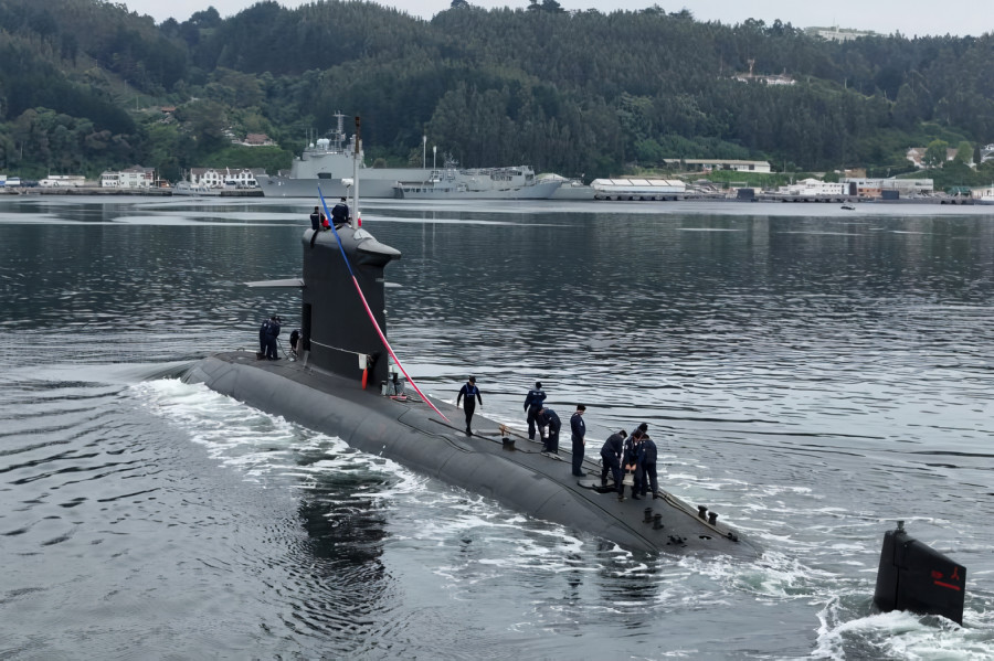Submarino SS 22 General Carrera en maniobra de atraque en la base naval Talcahuano Firma Armada de Chile