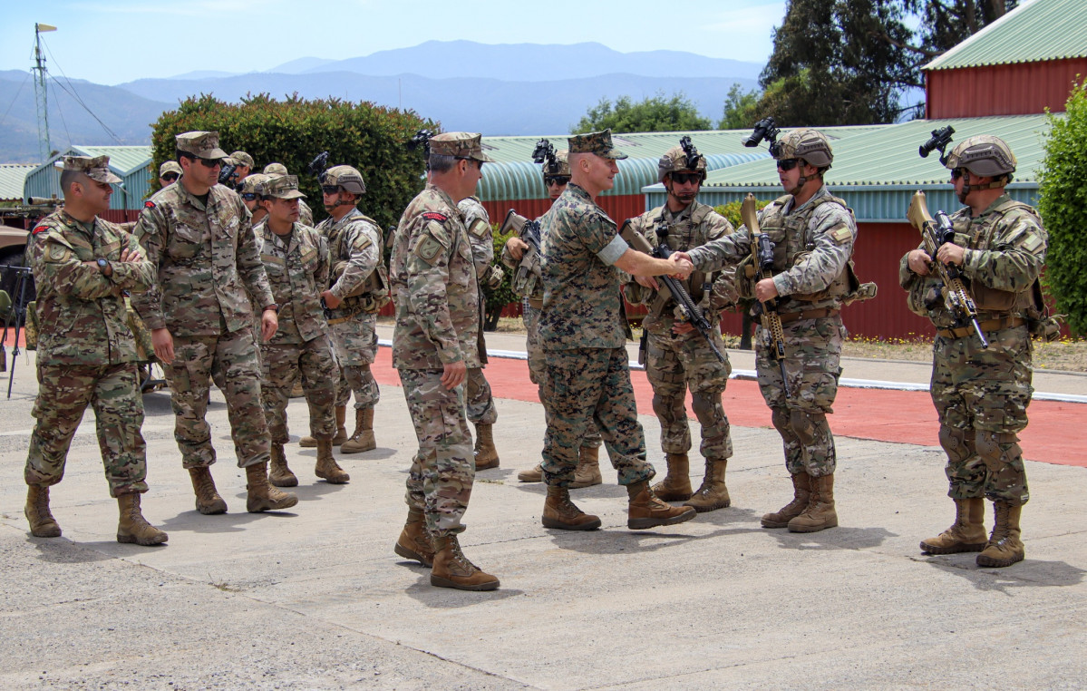 Exhibiciu00f3n del CIM de la Armada de Chile en visita del USMC al fuerte IM Contraalmirante Fu00e9lix Aguayo Bastidas de Concu00f3n Firma Marforsouth 002